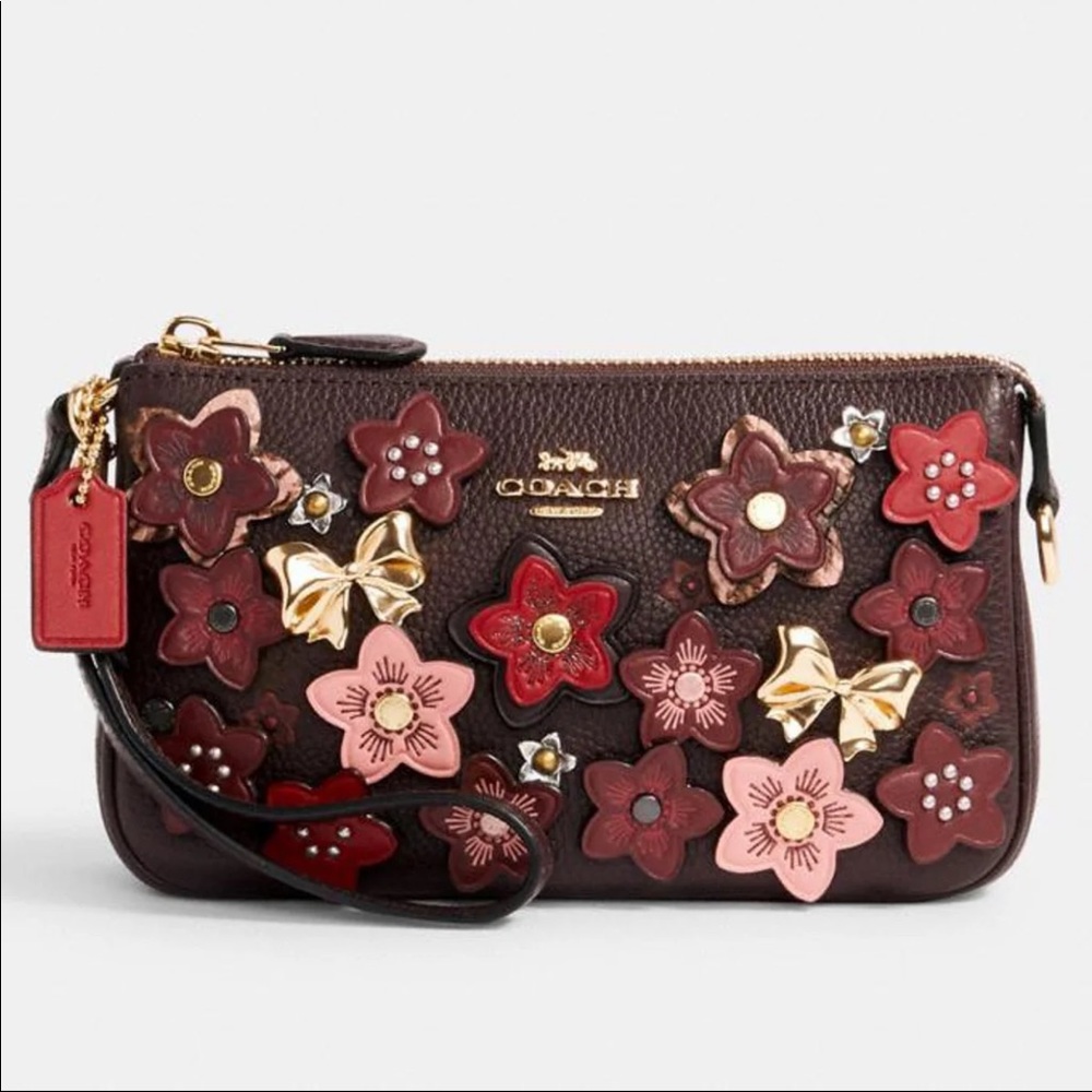 Coach Nolita 19 with Daisy Appliqué.

Valentine’s Day’s gift.